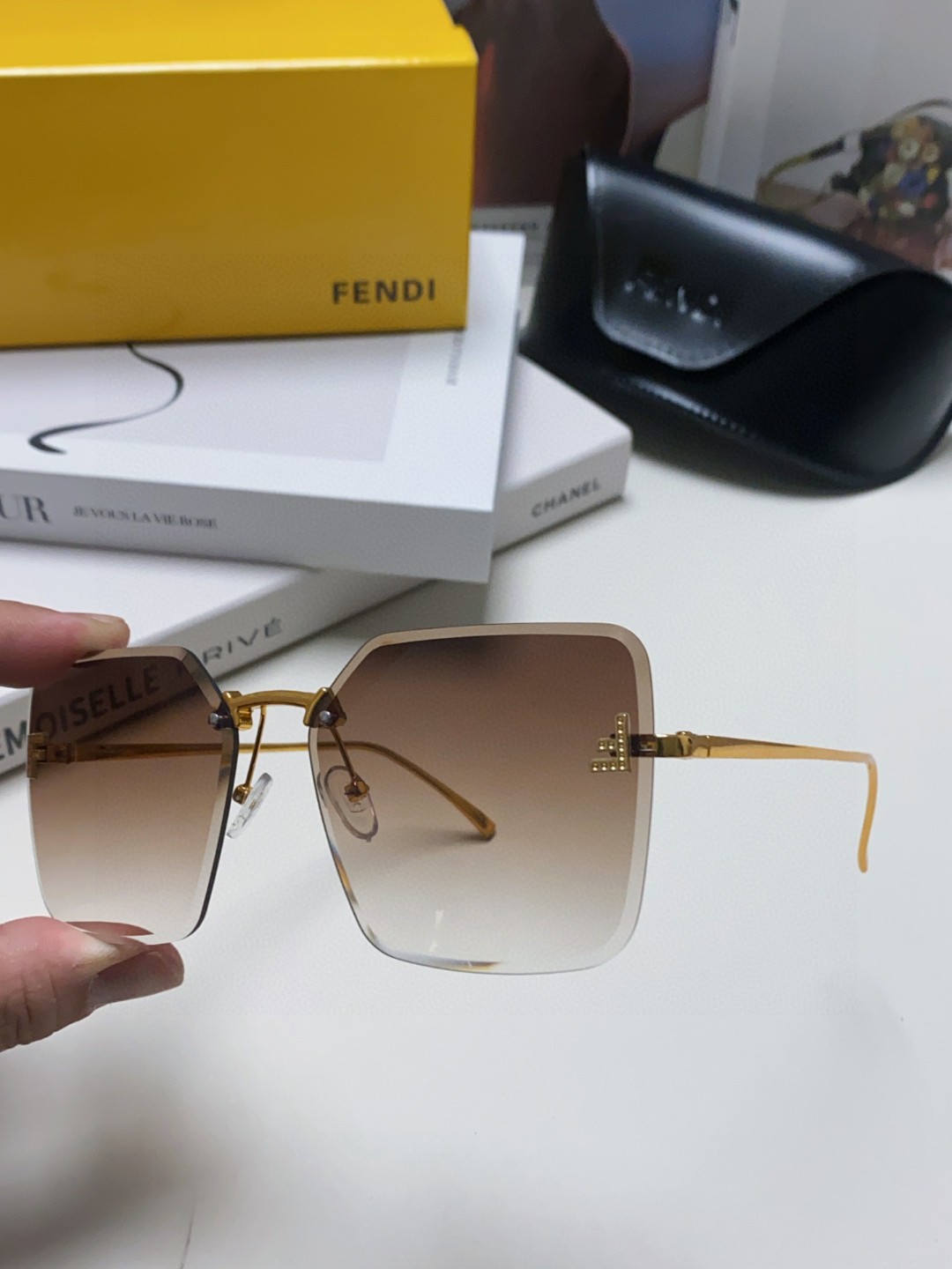 Fendi FE4082US Sunglasses thumbnail 9